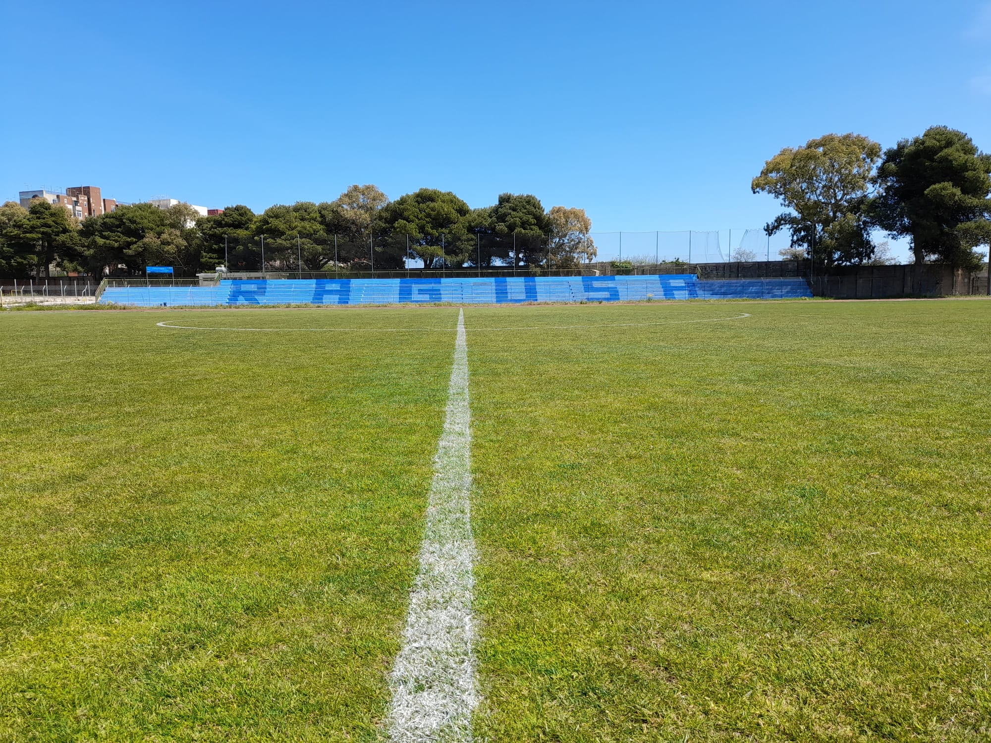 Tribuna B dello stadio Aldo Campo, con la scritta Ragusa sugli spalti azzurri, fotografata dal campo il 23 aprile 2022